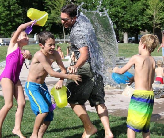 Cursos de verano en el extranjero. Niños jugando. VivoIdiomas.