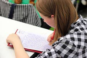 Exámenes oficiales e inglés. Niña realizando un examen. VivoIdiomas.