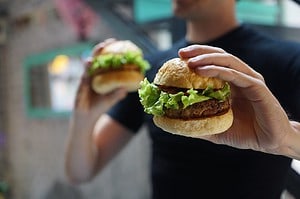 Estudiar secundaria o bachillerato en Estados Unidos. Hamburguesa. VIvoIdiomas.