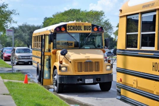 Año escolar en USA. Autobús escolar amarillo. VivoIdiomas.